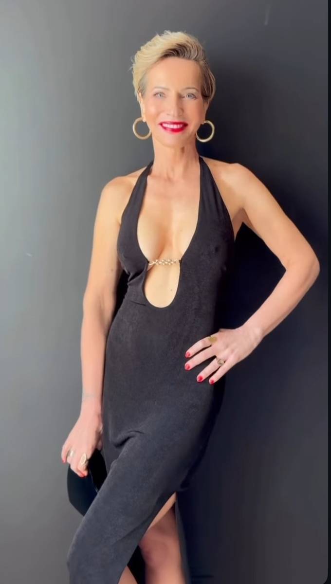 Paulina Smaszcz w sukni z dekoltem do pępka. 52-latka odsłoniła wdzięki w odważnym wideo