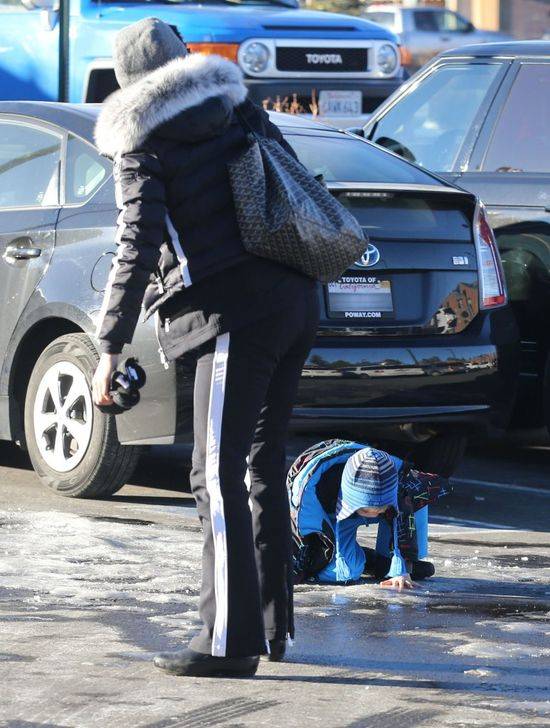 Paula Patton bez makijażu szaleje z synkiem na stoku, grudzień 2014