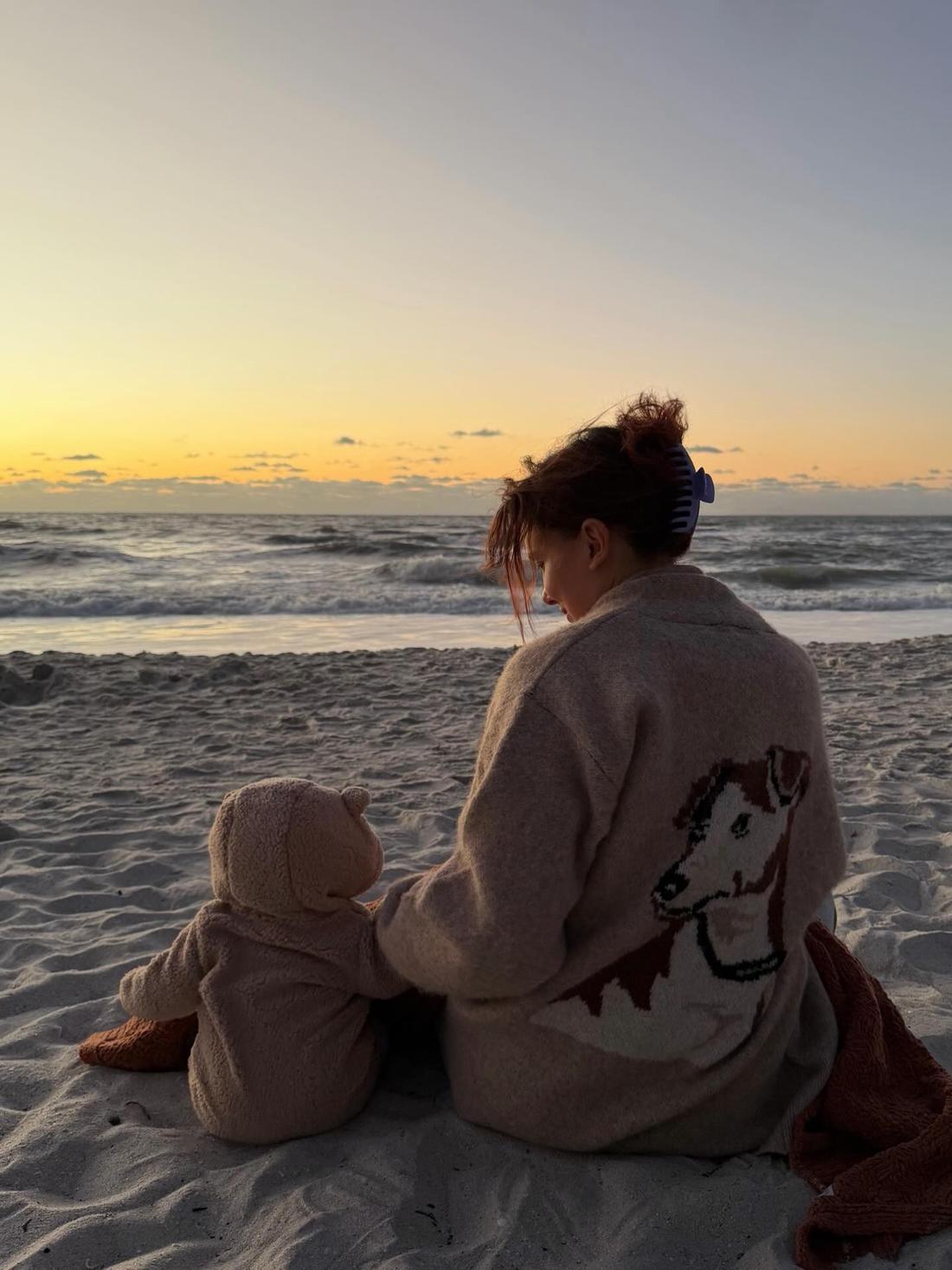 Millie Bobby Brown z córką fot. Instagram