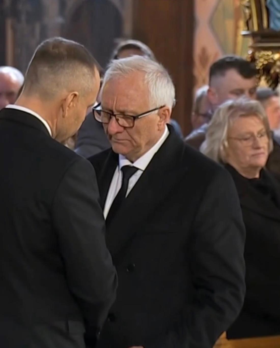 Historyczna scena na pogrzebie Litewki. Złożono to na ręce ojca zmarłego posła, fot. Instagram @gazetapl/ iTV Sejm