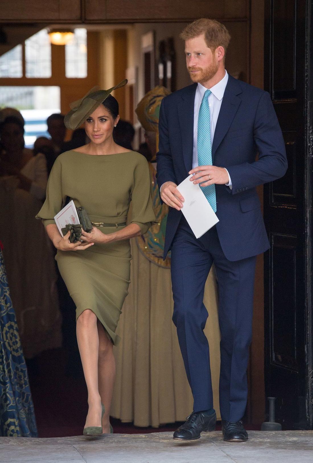 Meghan Markle i Harry idą w eleganckich strocjach