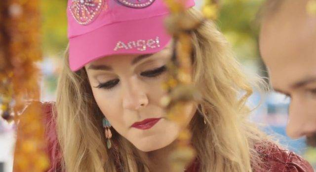 Małgorzata Socha w teledysku Sławomira “Aneta”