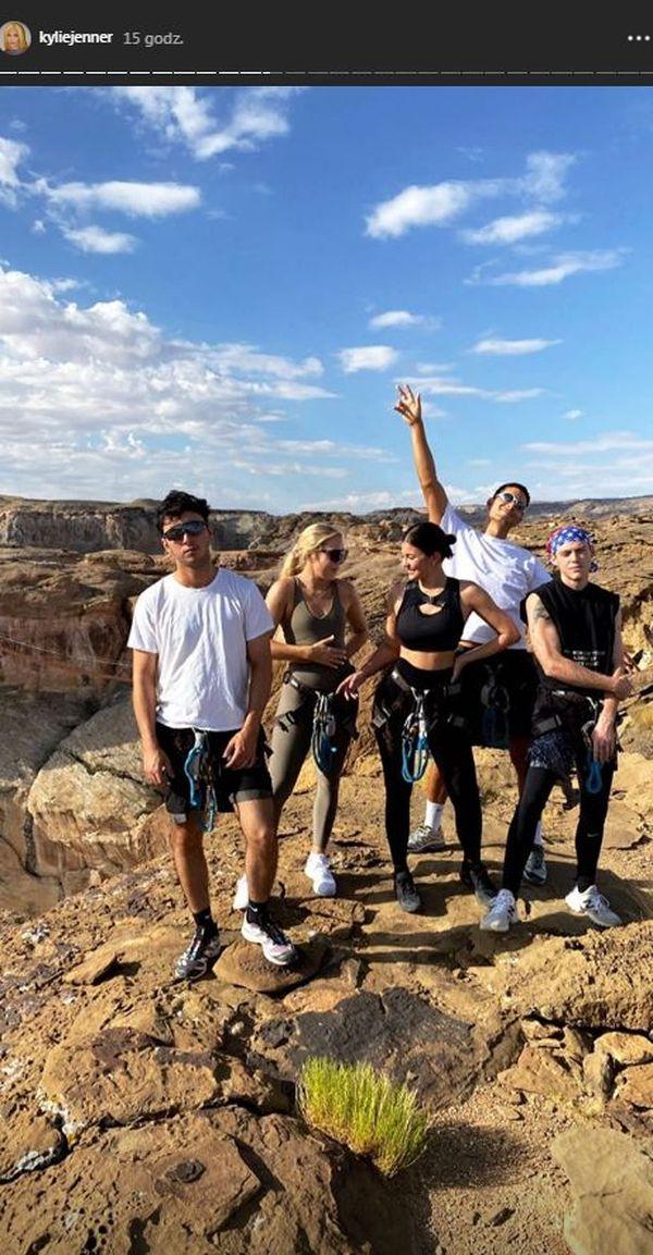 Kylie chodzi po górach z przyjaciółmi