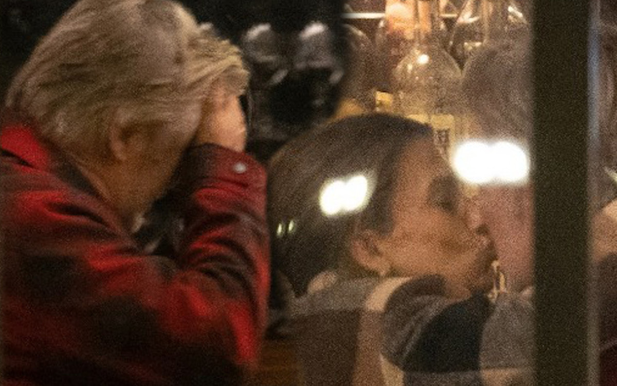 Alec Baldwin popija piwo w barze. Żona czule go tuli (ZDJĘCIA)