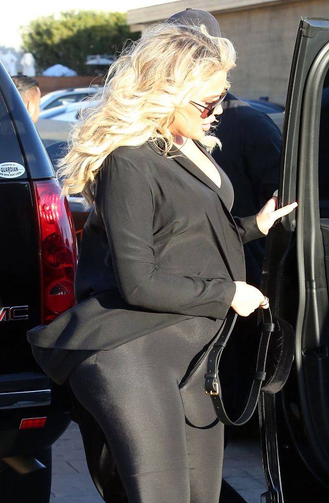 Khloe Kardashian pokazała BRZUCH pięć tygodni po PORODZIE