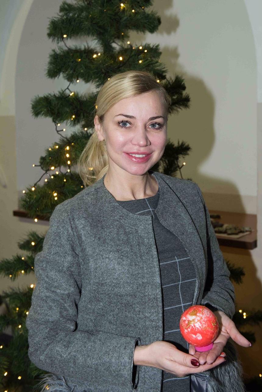 Gwiazdy odwiedziły dzieci w świetlicy na Pradze – malowanie bombek i kolędy