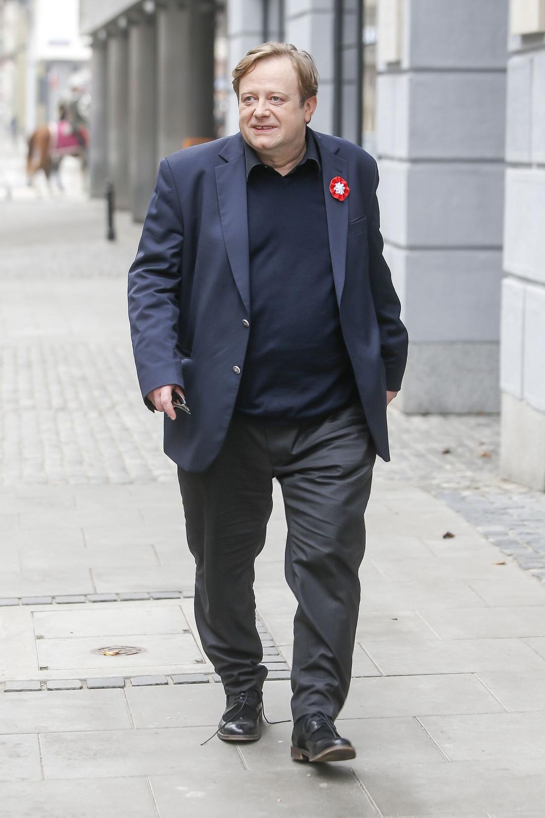 Olaf Lubaszenko idzie po chodniku