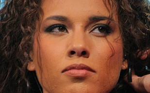 Alicia Keys jest upojona miłością (FOTO)