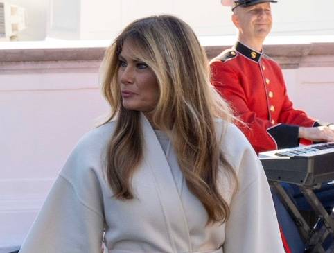 Melania Trump odbiera choinki do Białego Domu. Jej stylizacja to cudo! Tak się kreuje trendy