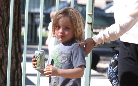 Knox i Vivienne Jolie-Pitt na placu zabaw