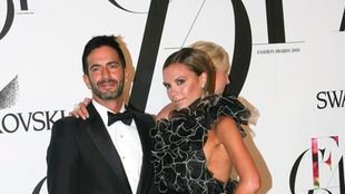 Marc Jacobs przykleja modelkom buty klejem