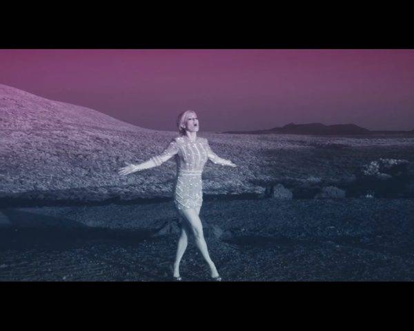 Doda w teledysku Nie pytaj mnie