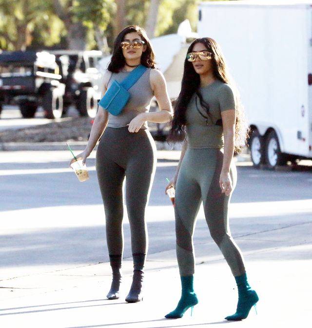 Kylie Jenner i Kim Kardashian w legginsach i sexy butach