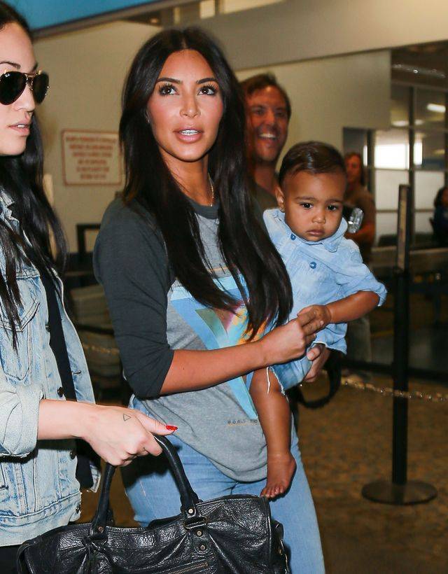 Kim Kardashian z North West na lotnisku