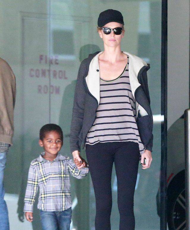 Charlize Theron z synem Jacksonem i Seanem Pennem