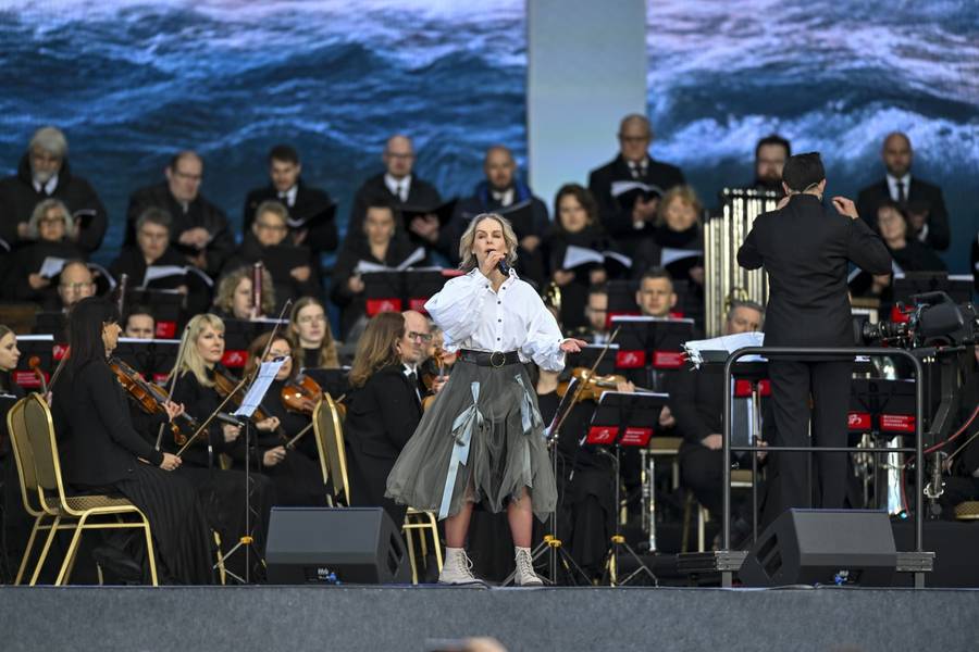 Niezwykły koncert “Symfonia Miłosierdzia”! Roksana Węgiel w błękicie, Edyta Górniak w olśniewającej bieli (FOTO)