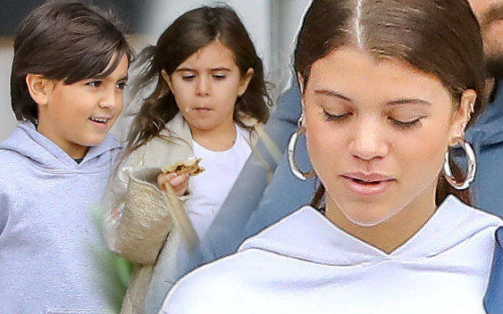 Dzieci Kourtney Kardashian z nową dziewczyną Scotta Disicka (ZDJĘCIA)