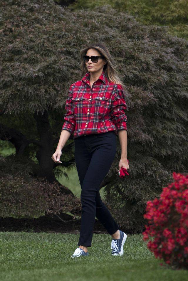 Melania Trump pracuje w ogrodzie, a wszyscy patrzą na jej BUTY