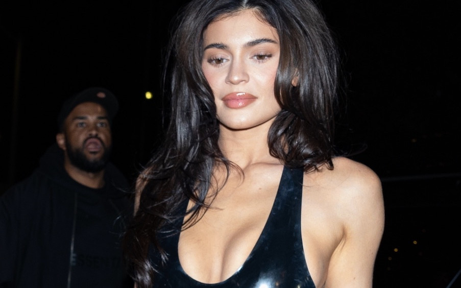 Kylie Jenner płacze z powodu komentarzy, “rozje***a sobie twarz tymi operacjami i wypełniaczami”