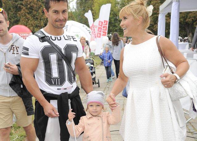 Katarzyna Skrzynecka z córką na premierze. Tak dziś wygląda Alikia. To cała mama