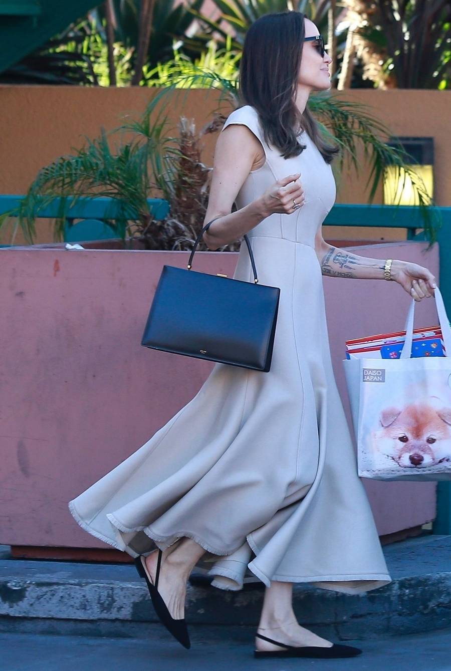 Angelina Jolie w pięknej sukience na zakupach. Zabrała swoją mini wersję – córkę Vivienne