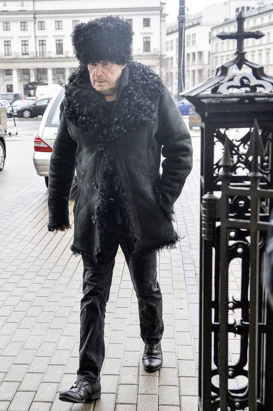 Pogrzeb Jerzego Gruzy – reżysera “Czterdziestolatka”. Banasiuk z ojcem, Olejnik z partnerem, Olbrychski z żoną