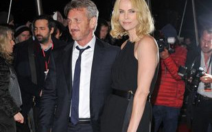 Charlize Theron z narzeczonym (?) jak dwa gołąbki (FOTO)