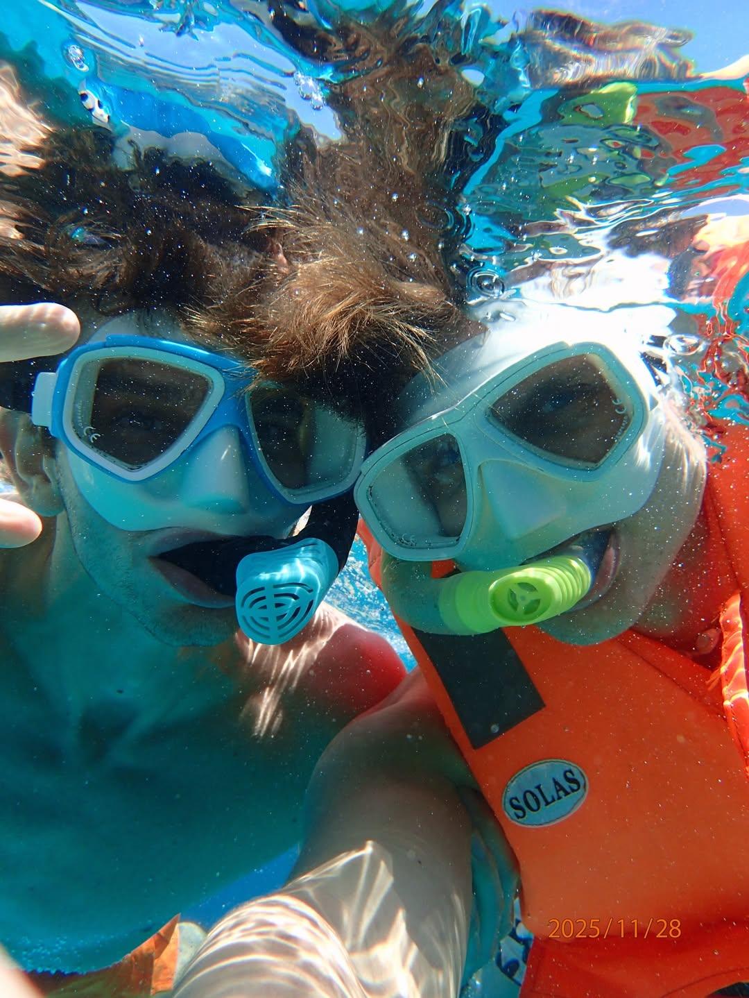 Michał Kassin z ukochanym w Afryce, fot. Instagram