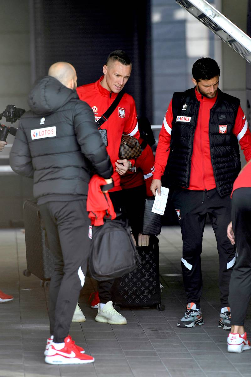 Piłkarze w drodze na mecz Polska – Albania – w niezbyt dobrych humorach  (ZDJĘCIA)