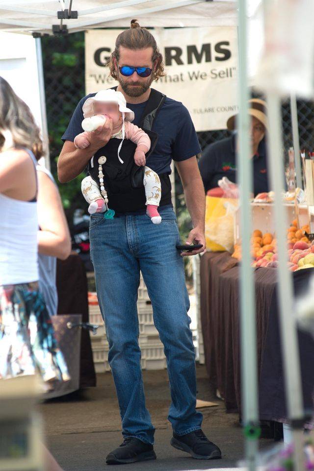 Bradley Cooper i Irina Shayk na spacerze z płaczącą córeczką