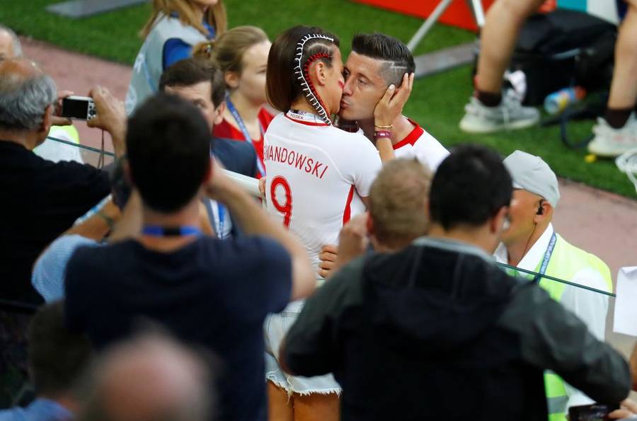 Anna Lewandowska pociesza Roberta po przegranym meczu z Senegalem