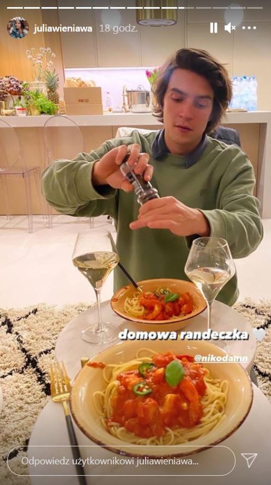 Julia Wieniawa i Nikodem Rozbicki na domowej randce.