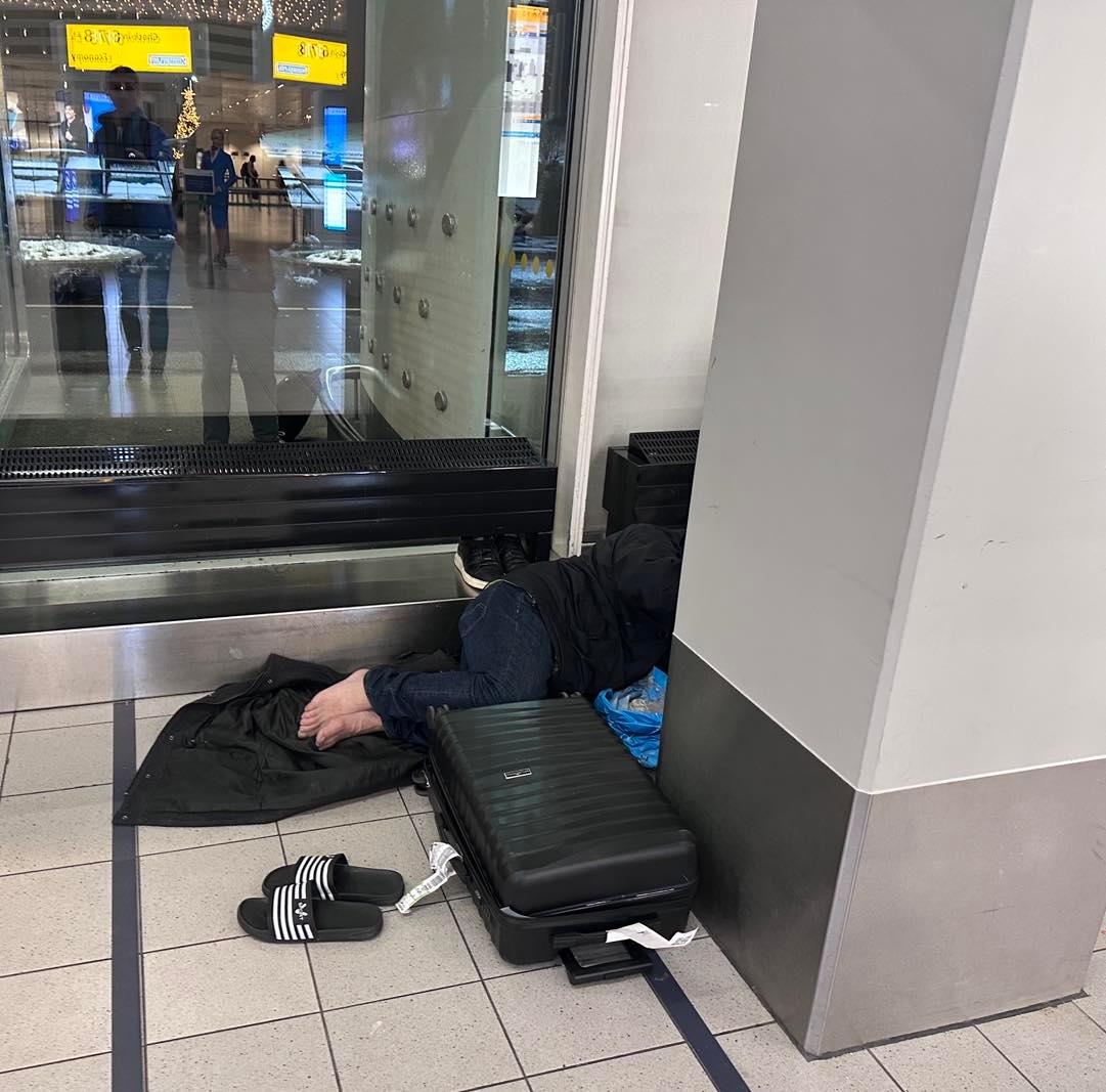 Koszmarna sytuacja na lotnisku w Amsterdamie, fot. Facebook