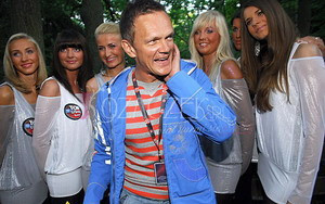 Pazura sam na festiwalu