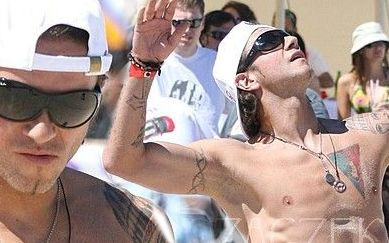 Radosław Majdan świeci gołą klatą (FOTO)