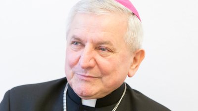 Biskup z filmu Sekielskich trafił do szpitala. Miał 3,44 promila alkoholu w organizmie