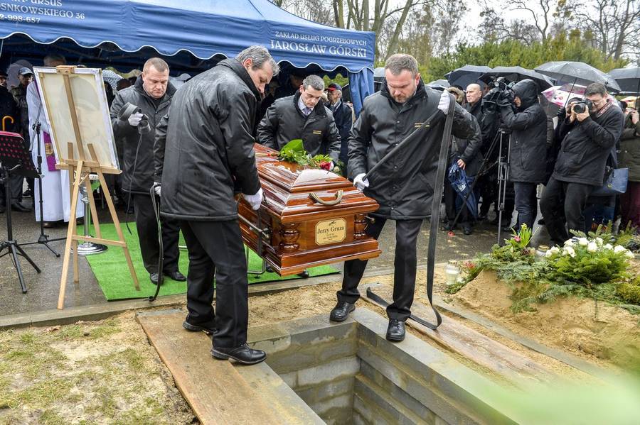 Pogrzeb Jerzego Gruzy – reżysera “Czterdziestolatka”. Banasiuk z ojcem, Olejnik z partnerem, Olbrychski z żoną