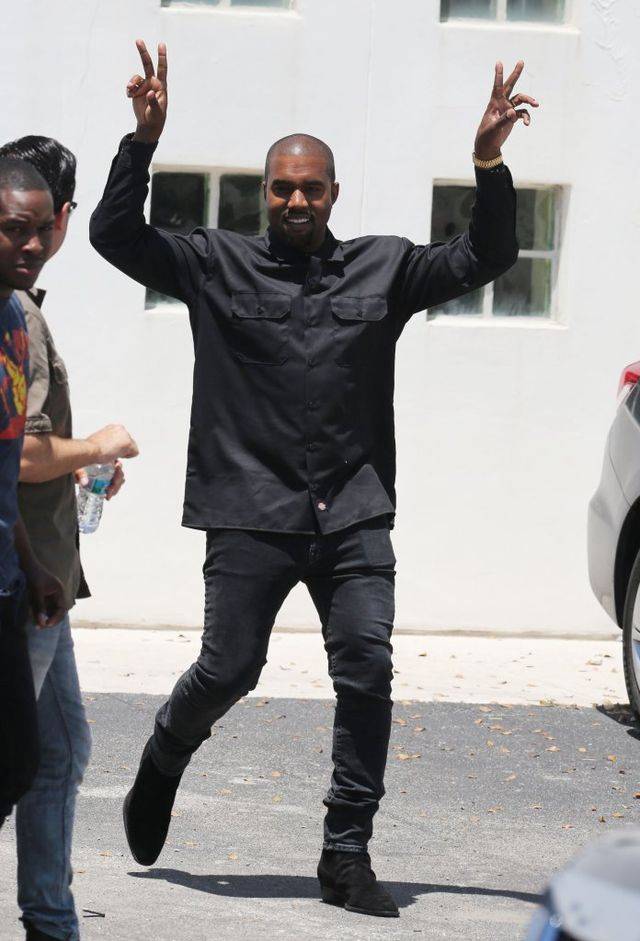 Jest tak ŹLE? Kim Kardashian pomaga KARMIĆ Kanye Westa w szpitalu