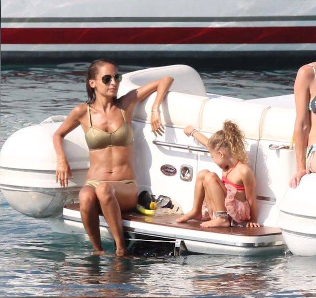Nicole Richie na jachcie w Cannes