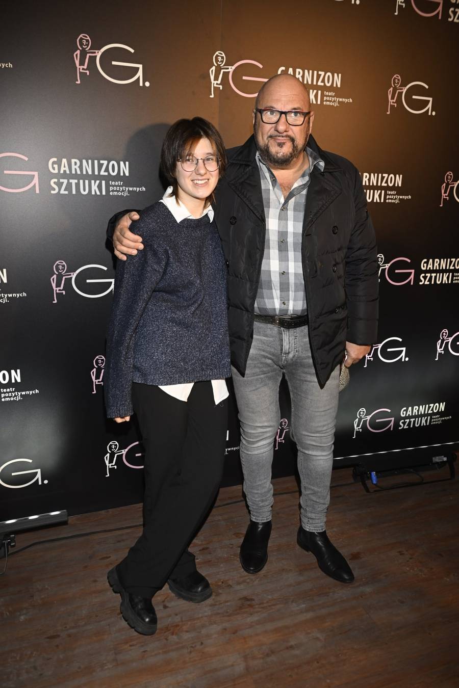 Premiera sztuki “Klub Niepokornych”. Sylwia Bomba i Collins błyszczą na ściance, Beata Tadla z mężem….