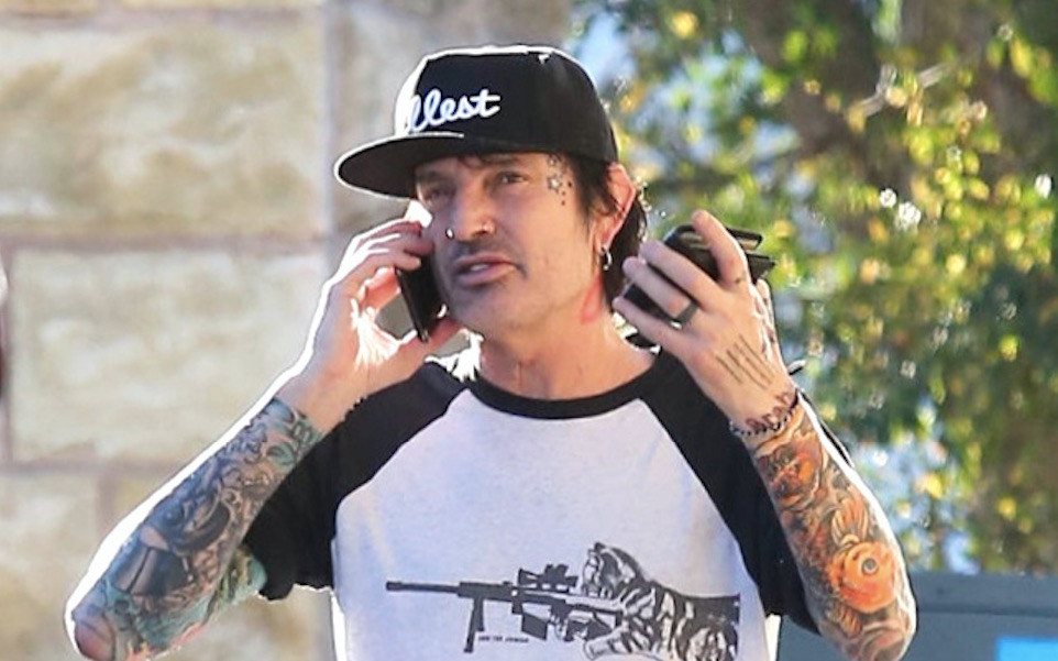 20 lat temu Tommy Lee miał dopuścić się napaści na tle seksualnym w helikopterze