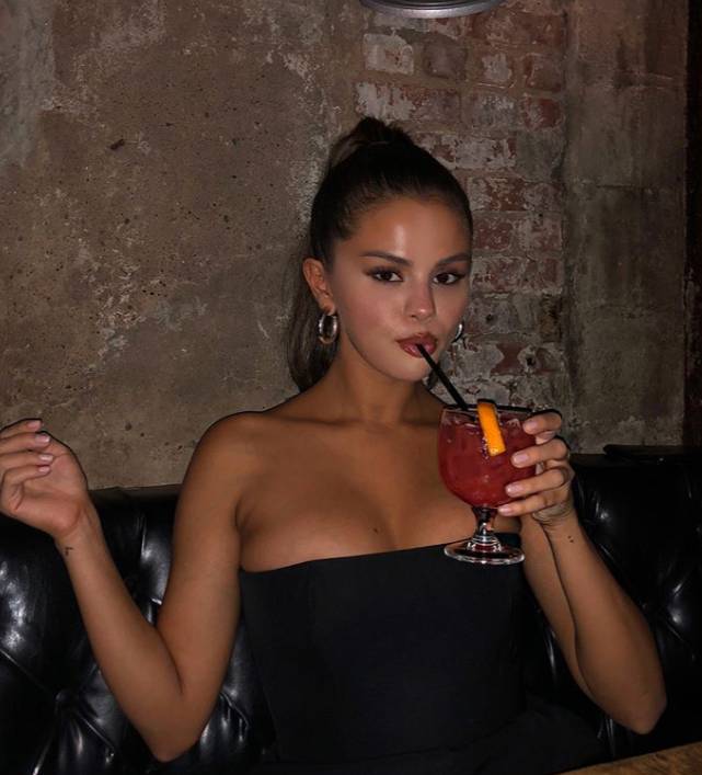 Selena Gomez powiększyła biust? Zrobiła sobie prezent na pocieszenie!