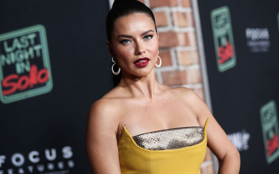 Adriana Lima pokazuje nogi w obcisłej mini