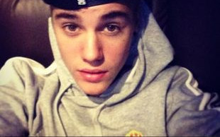 Bieber chwali się biustonoszem rzuconym na scenę (FOTO)