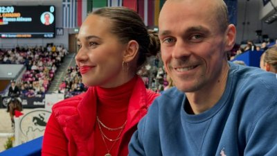 Piotr Żyła i jego młodziutka ukochana afiszują się ze swoim szczęściem