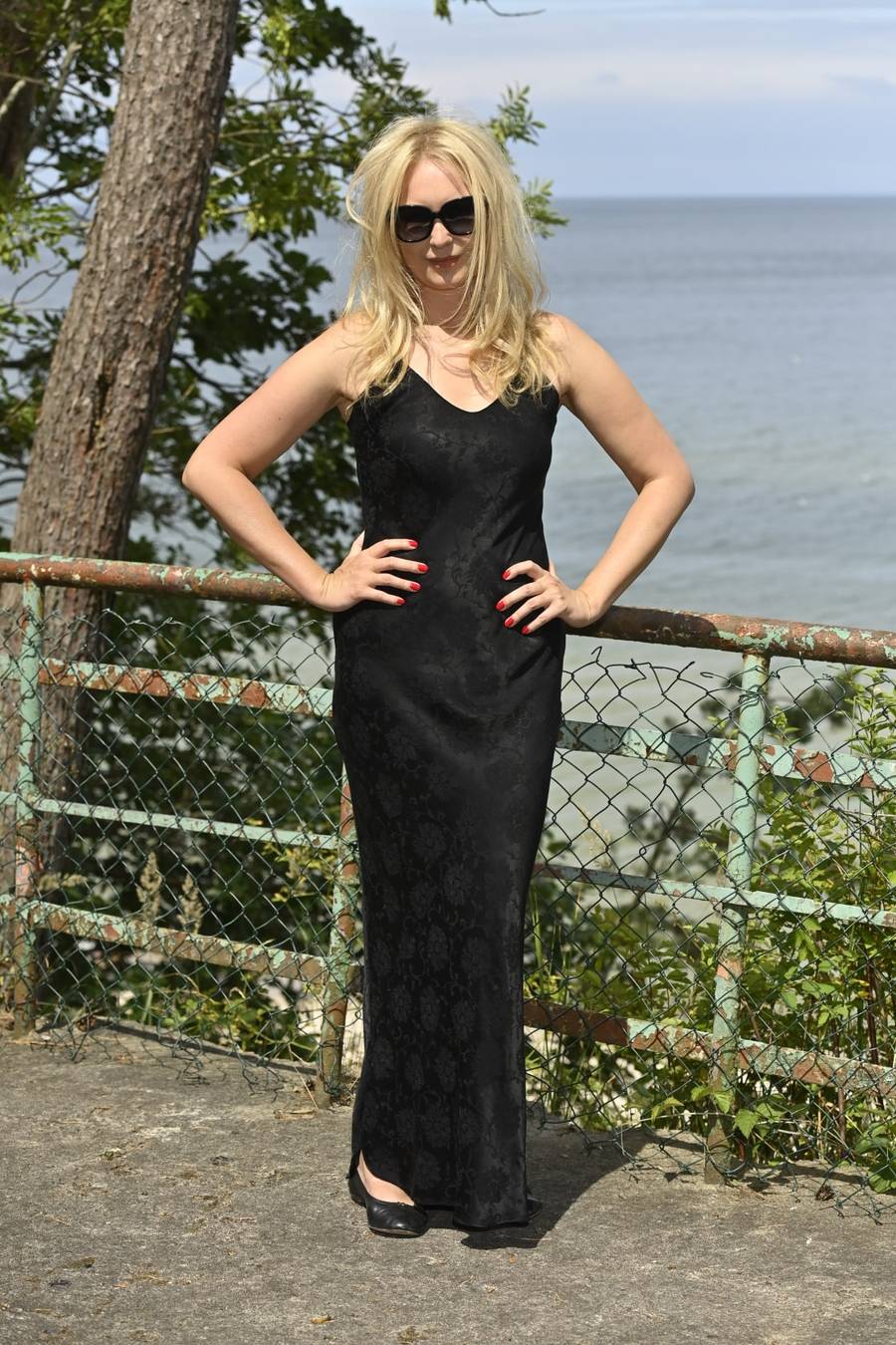 Marta Dąbrowska odpoczywa po Festiwalu Gwiazd! Pojawiła się w eterycznych stylizacjach na pustej plaży (FOTO)