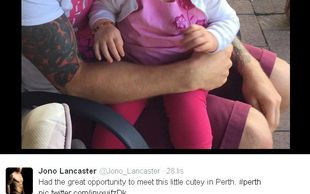 Jono Lancaster pomaga dzieciom z rzadką chorobą genetyczną