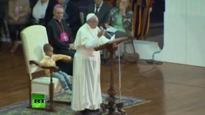 Ten chłopiec zajął miejsce papieżowi! (VIDEO)