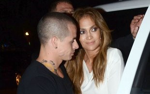 Jennifer Lopez wspierana silnym męskim ramieniem (FOTO)