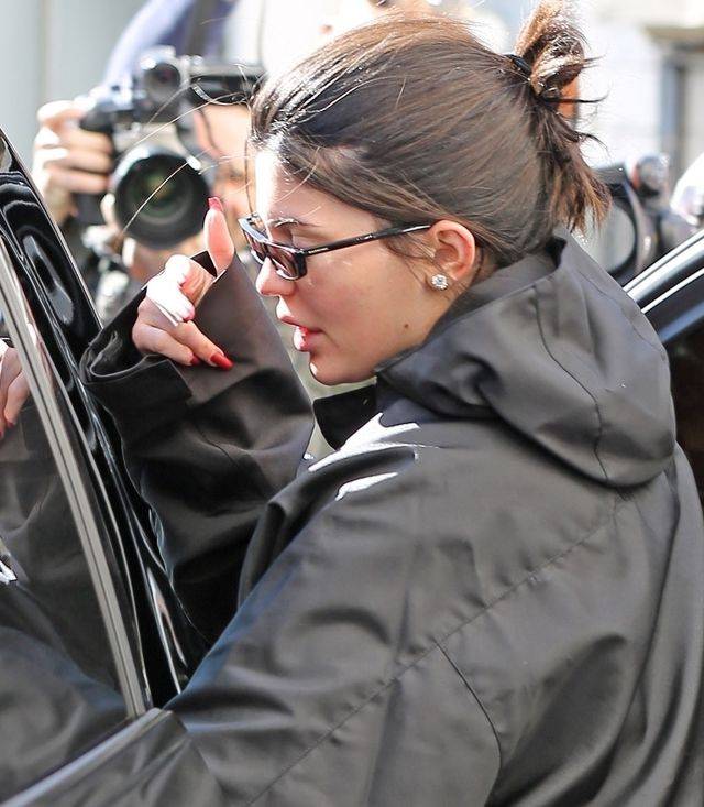 Kylie Jenner BEZ MAKIJAŻU, w byle jakiej fryzurze